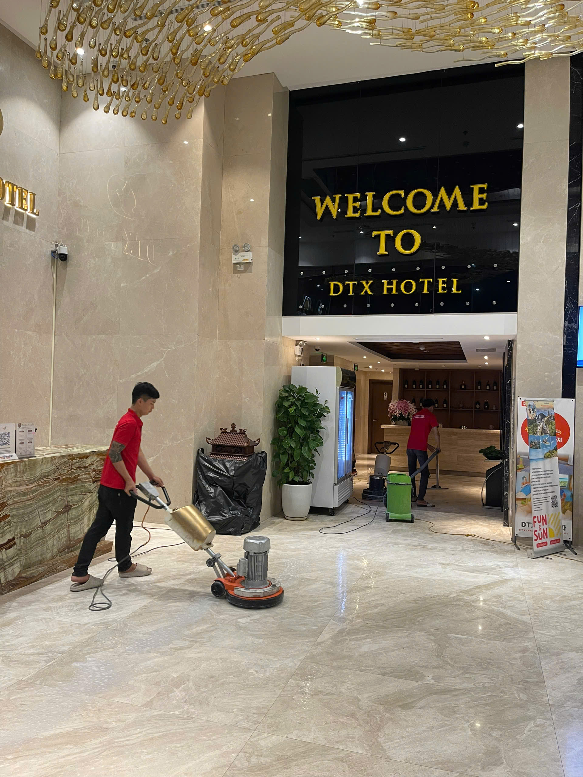 Nhân Viên F-sService đang phục hồi đánh bóng sàn đá Marble tại khách sạn DTX