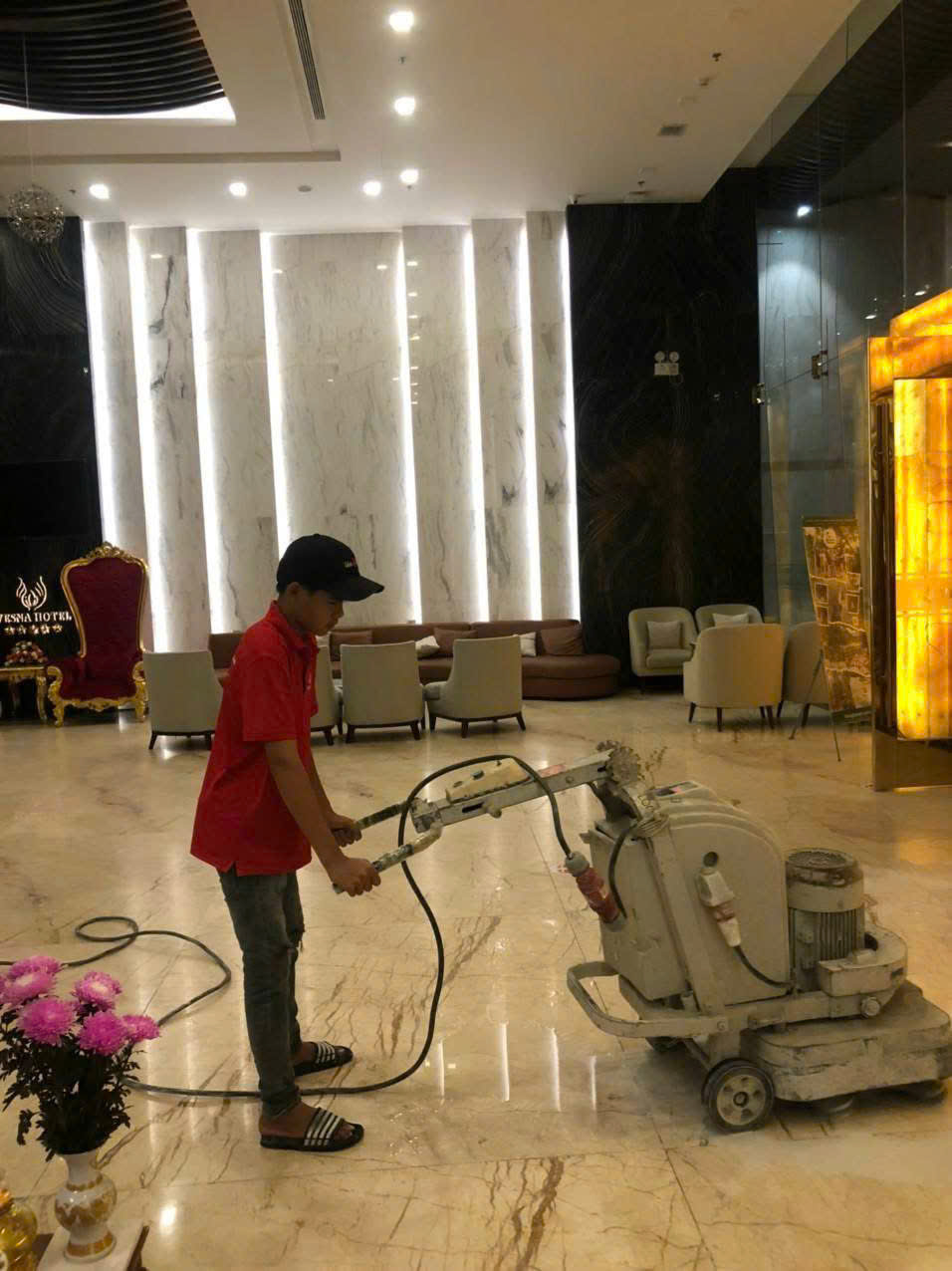 trước khi phục hồi và đánh bóng 