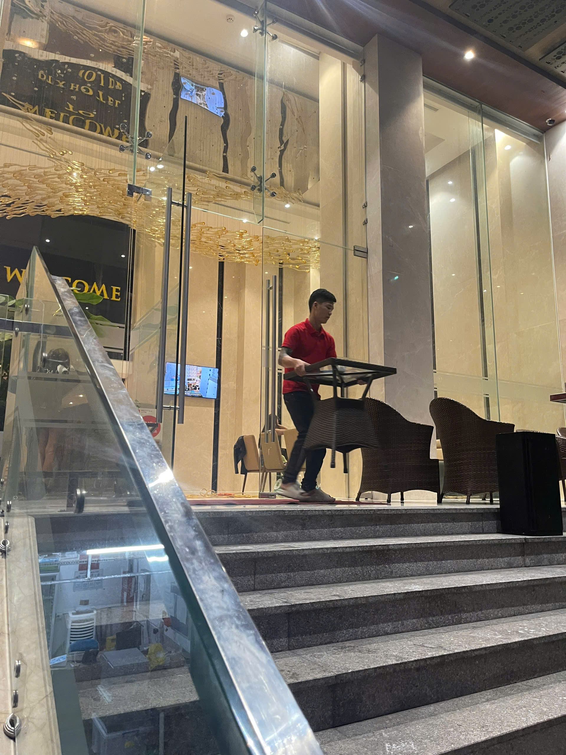 tổng vệ sinh cầu thang toà nhà , khách sạn